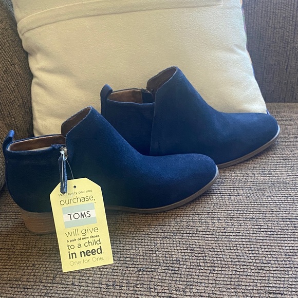 NWT TOMS Women's Deep Blue Suede Ankle Booties - Picture 1 of 9